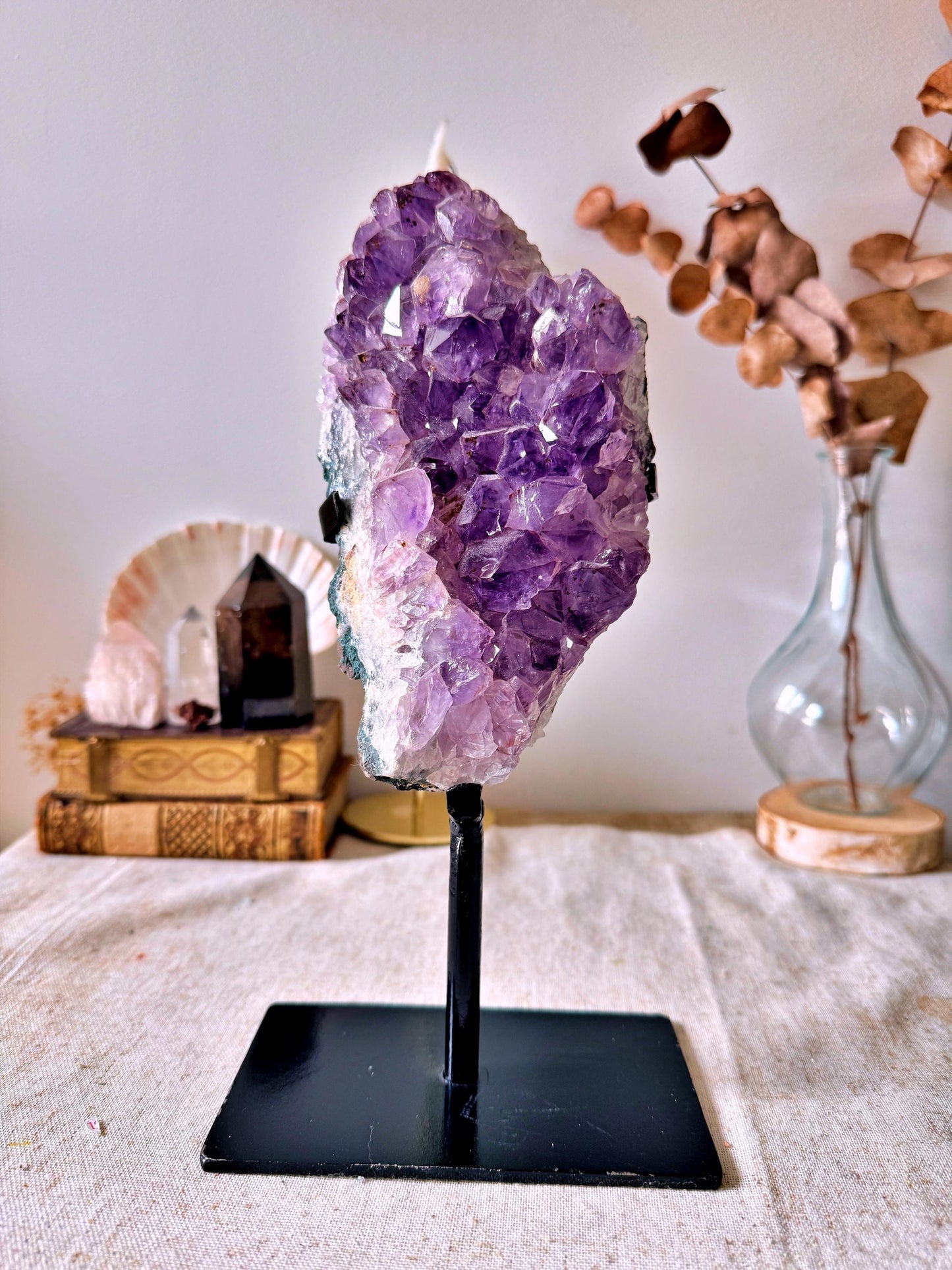 Améthyste naturelle sur trépied - Cabinet de Curiosités, 26 cm