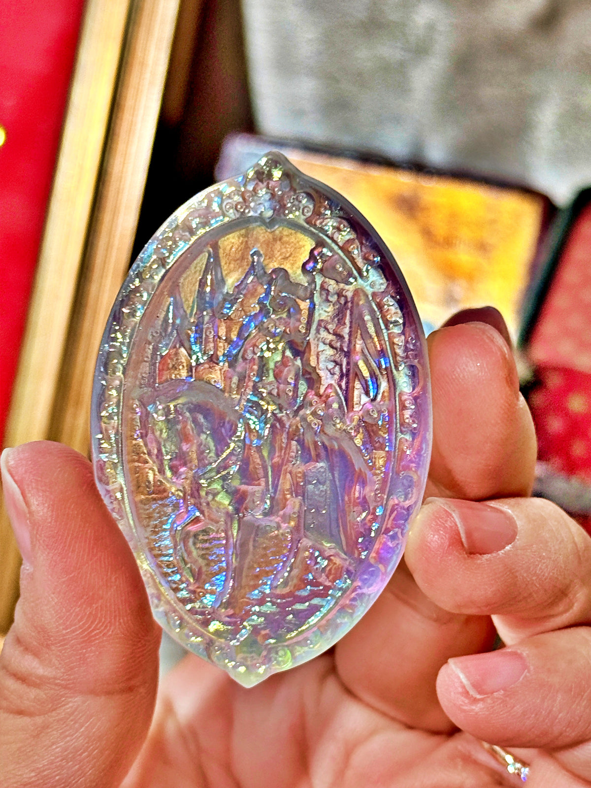 Jeanne d’Arc conquérante – Médaillon en cristal de roche, platine & argent | 6 cm
