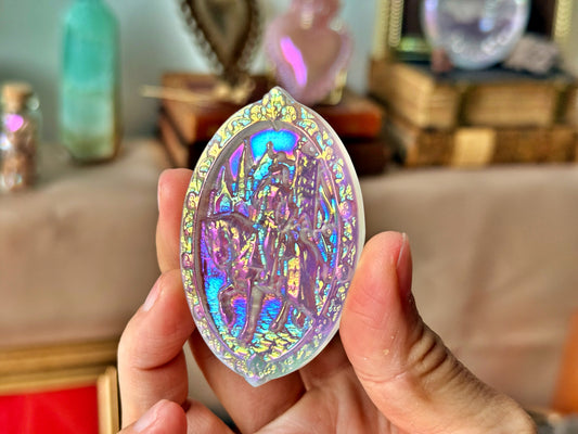 Jeanne d’Arc conquérante – Médaillon en cristal de roche, platine & argent | 6 cm