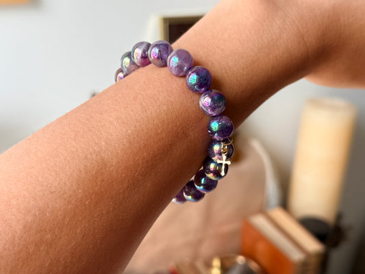 Bracelet en améthyste chevron irisée et croix gothique