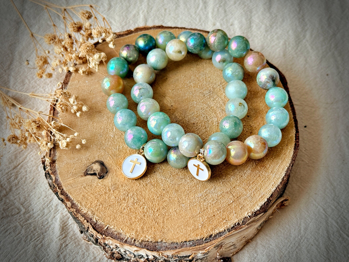 Bracelet en calcite des Caraïbes irisée et croix chrétienne
