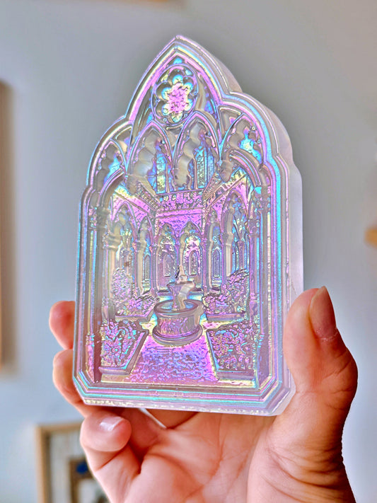 Fenêtre de cloître en Cristal de roche irisé au platine
