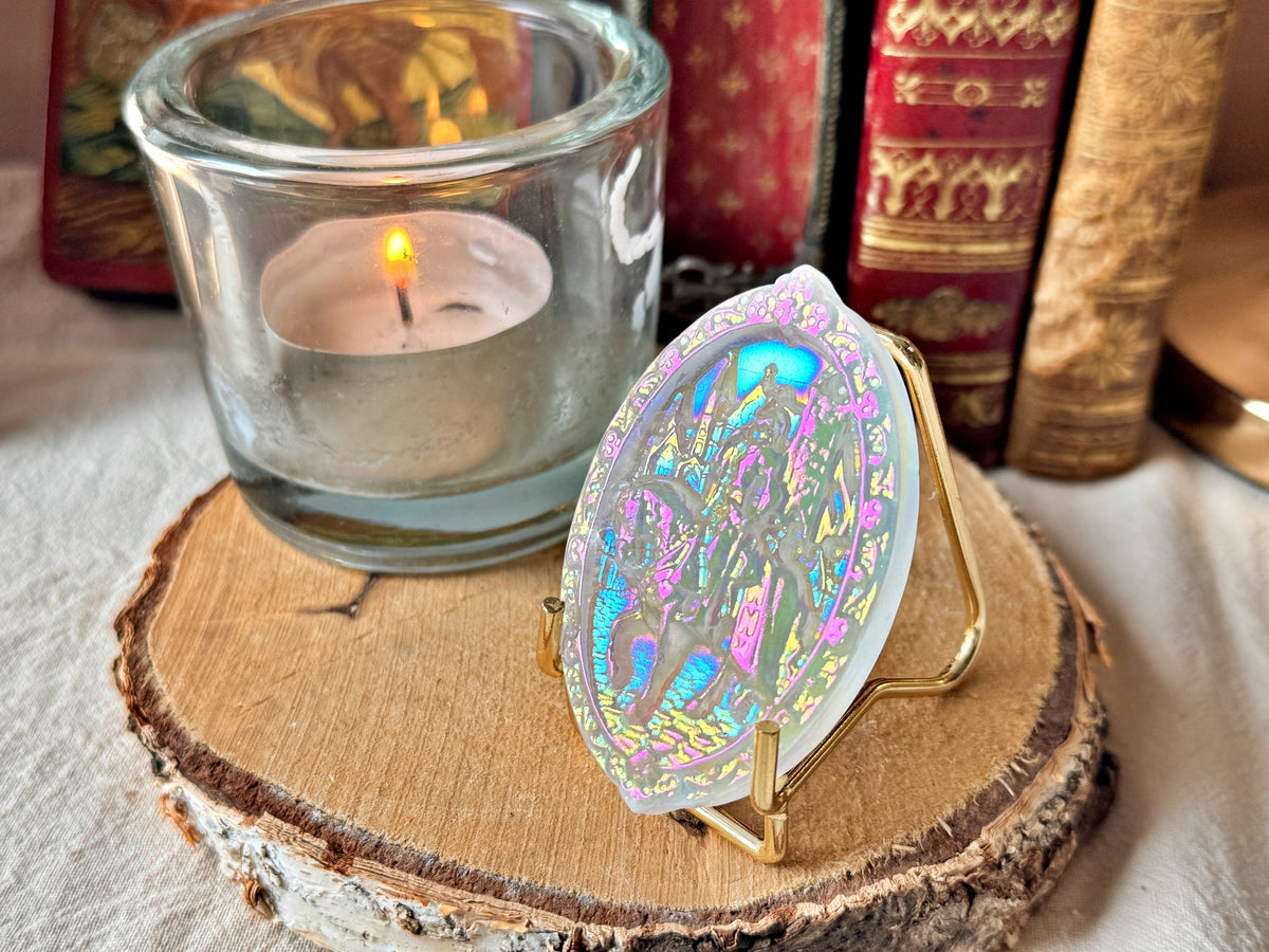 Jeanne d’Arc conquérante – Médaillon en cristal de roche, platine & argent | 6 cm
