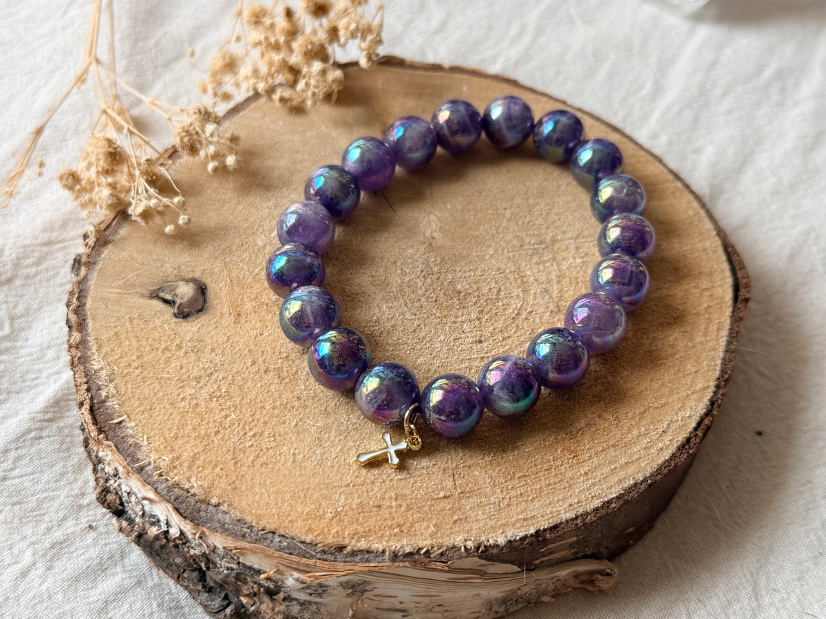 Bracelet en améthyste chevron irisée et croix gothique