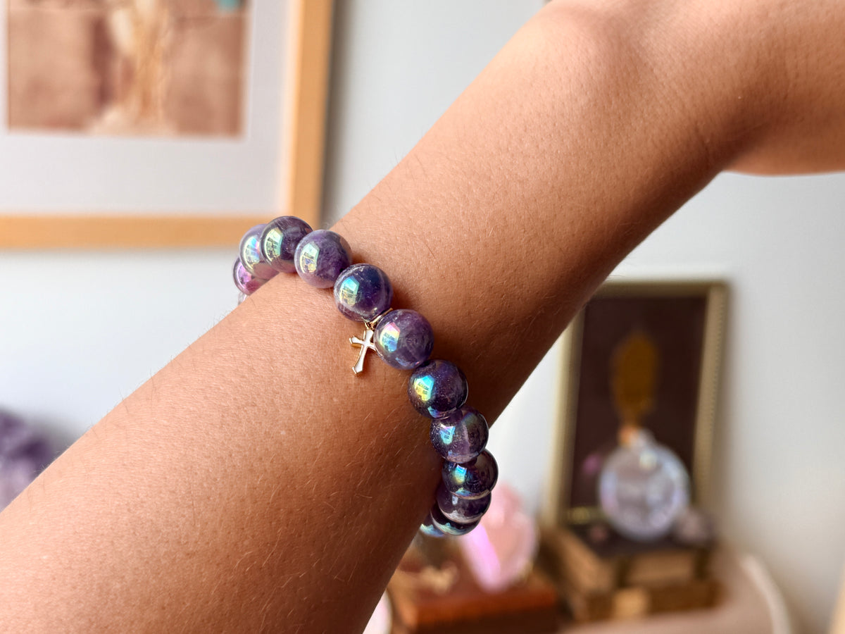 Bracelet en améthyste chevron irisée et croix gothique