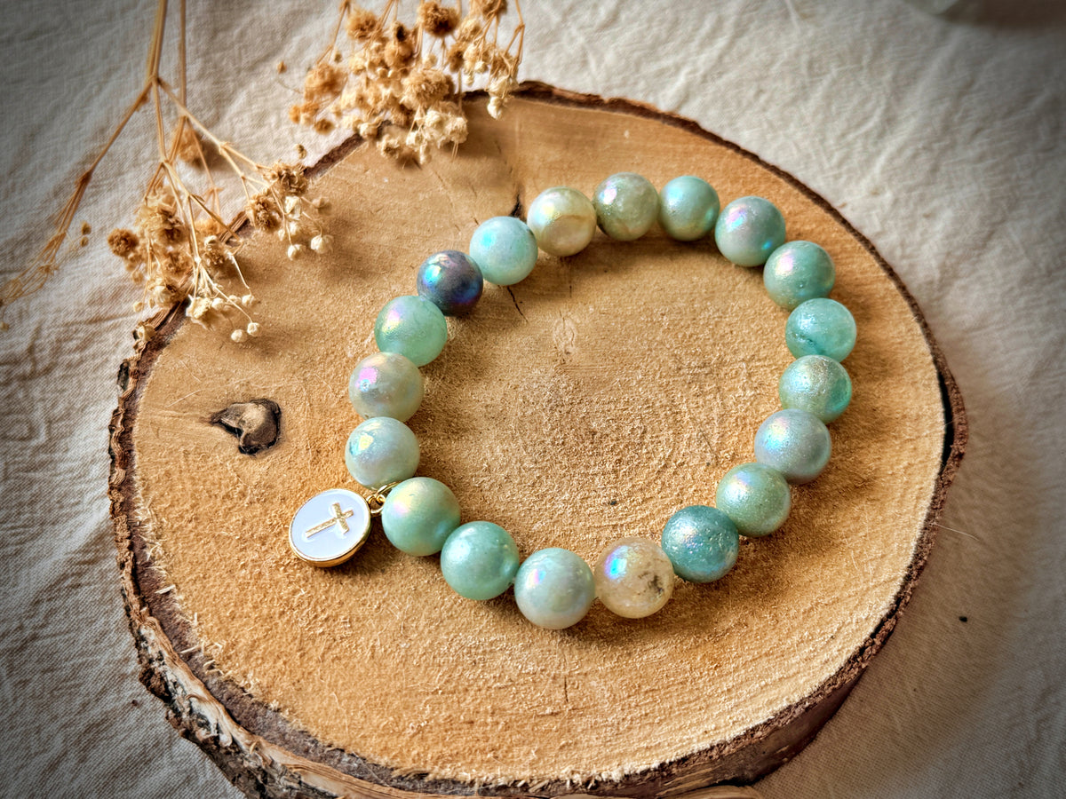 Bracelet en calcite des Caraïbes irisée et croix chrétienne