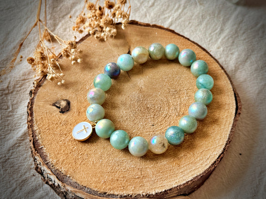 Bracelet en calcite des Caraïbes irisée et croix chrétienne