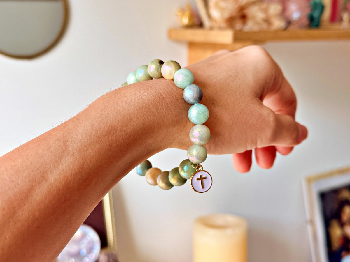 Bracelet en calcite des Caraïbes irisée et croix chrétienne