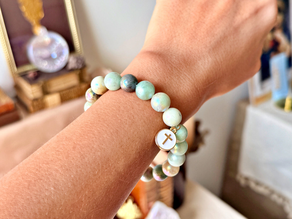 Bracelet en calcite des Caraïbes irisée et croix chrétienne
