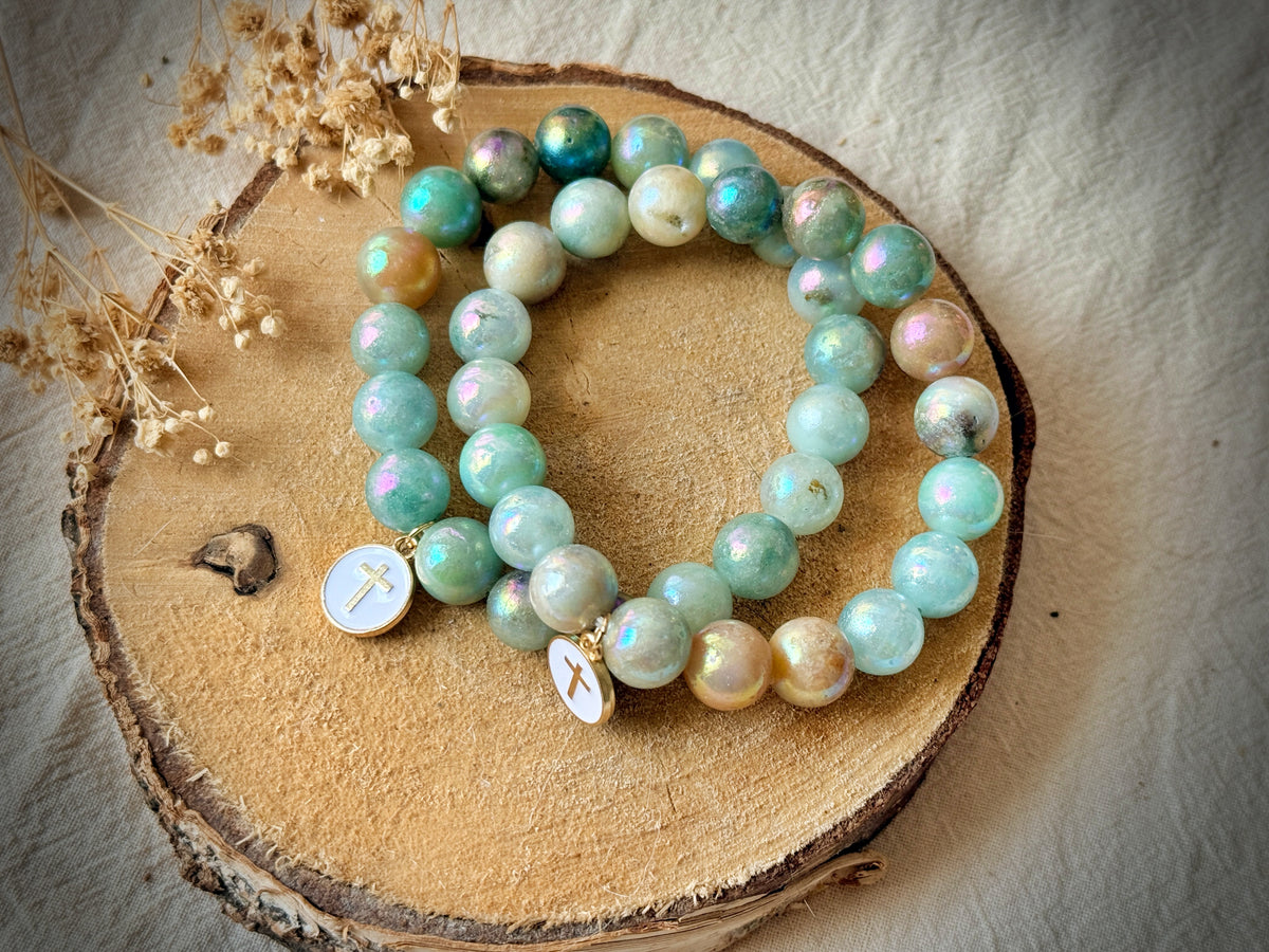 Bracelet en calcite des Caraïbes irisée et croix chrétienne