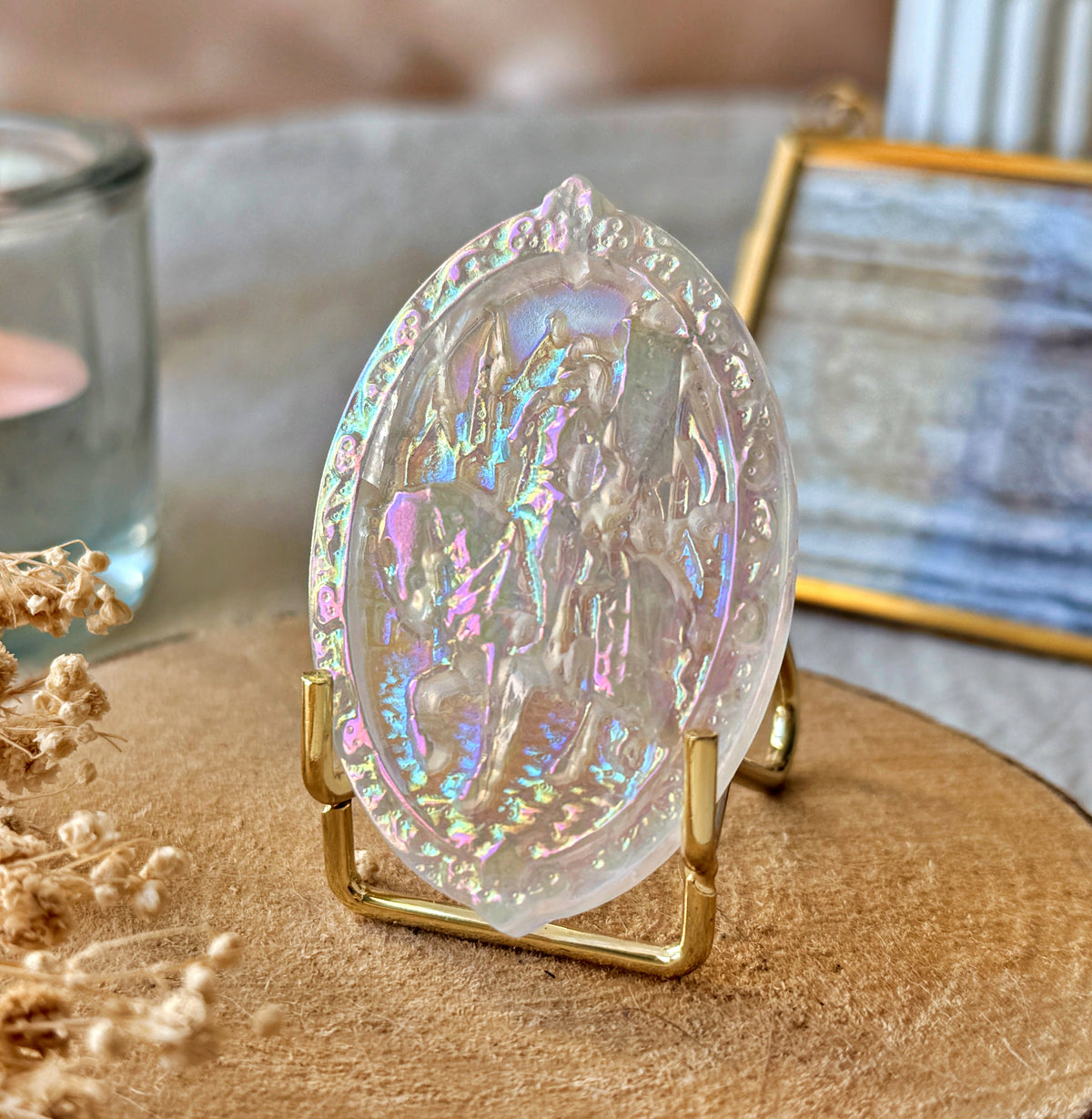 Jeanne d’Arc conquérante – Médaillon en cristal de roche, platine & argent | 6 cm