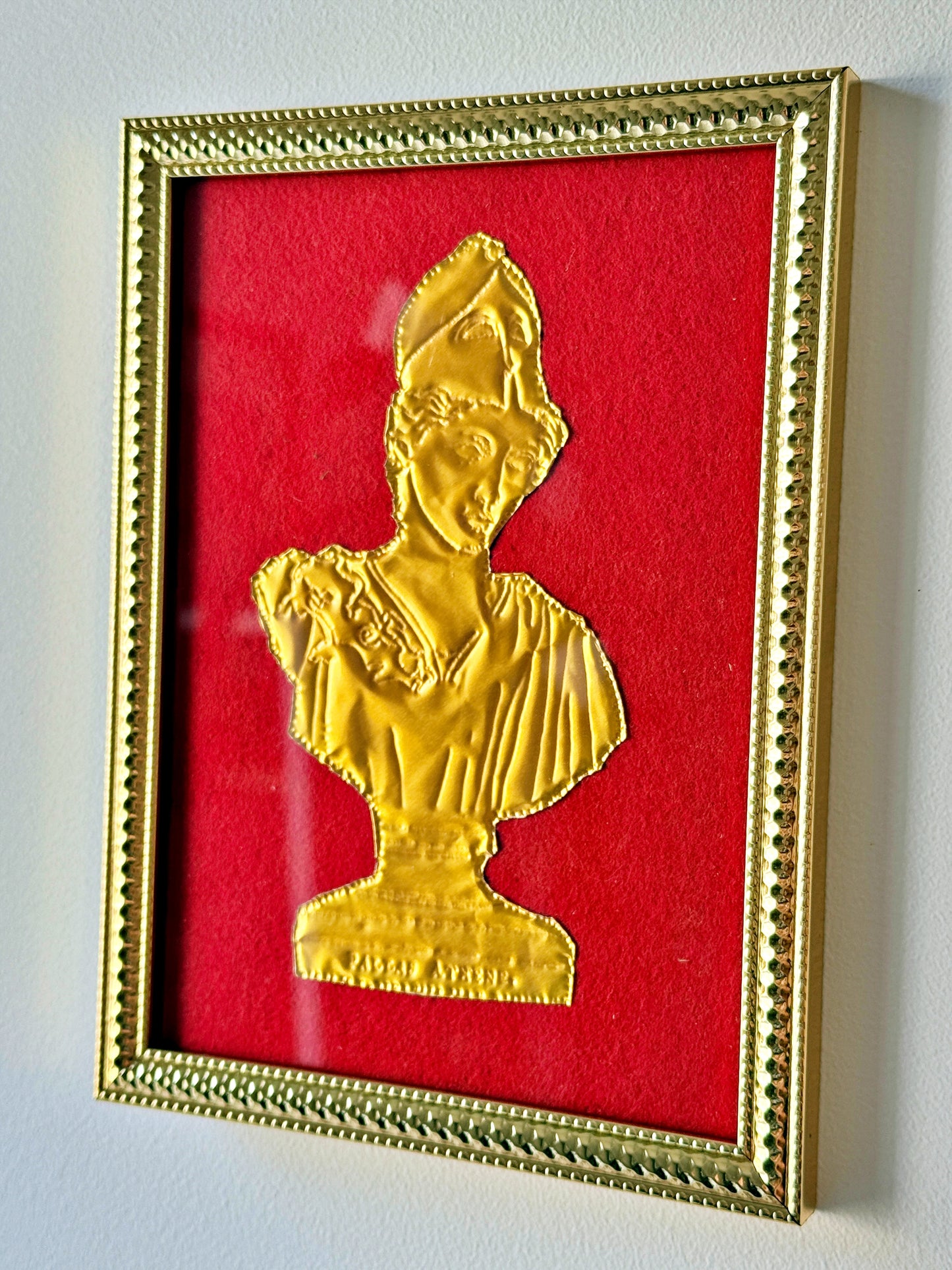 Pallas — gravure en aluminium repoussé doré