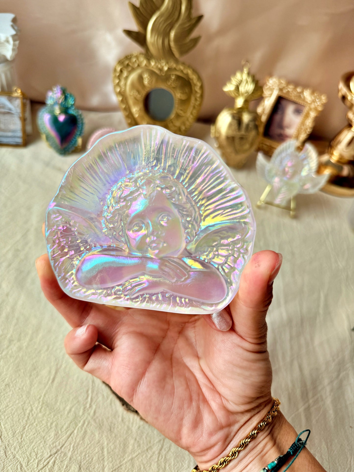 L’Ange Songeur de Raphaël dans sa coquille en Cristal de Roche