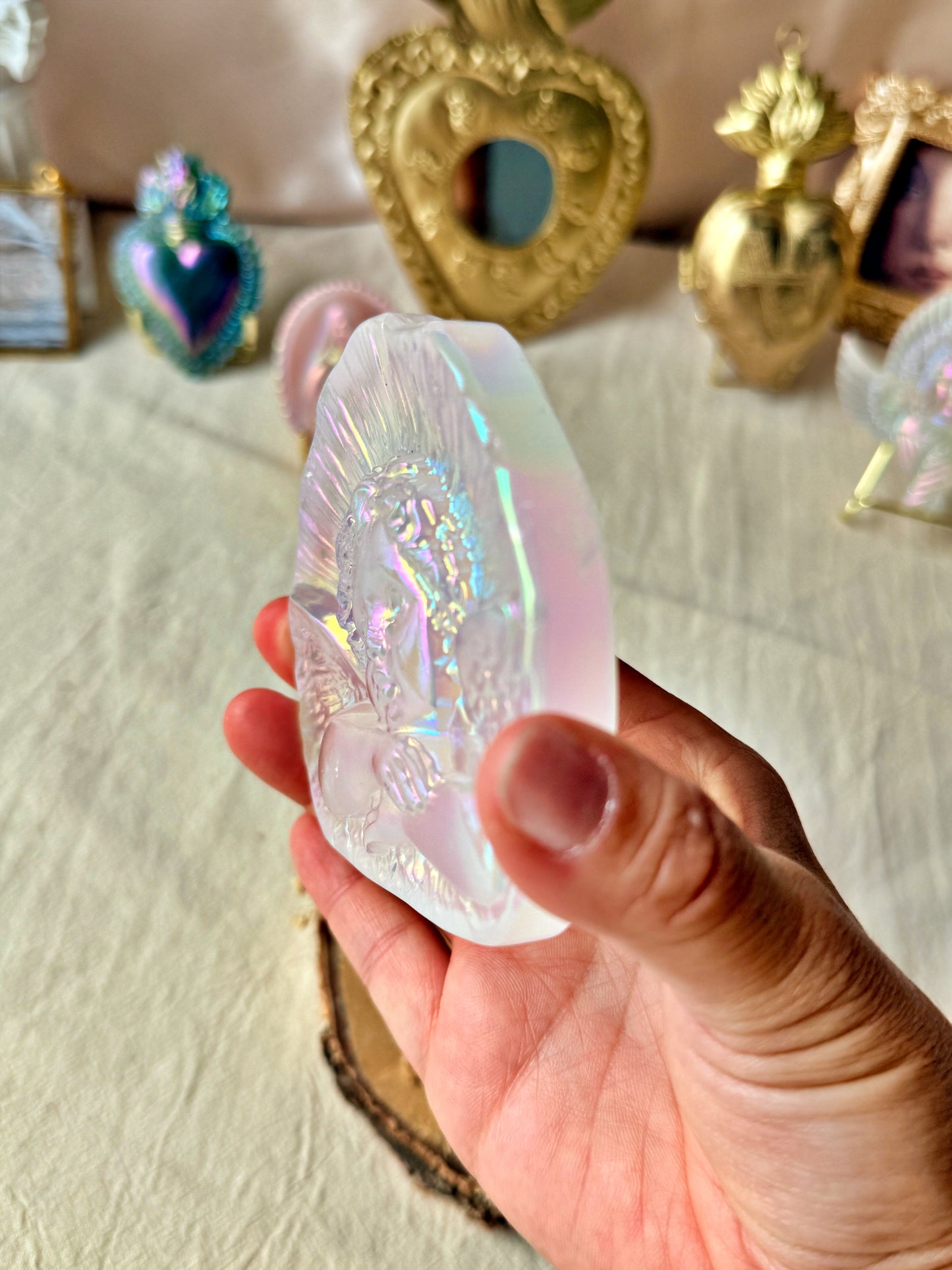 L’Ange Songeur de Raphaël dans sa coquille en Cristal de Roche