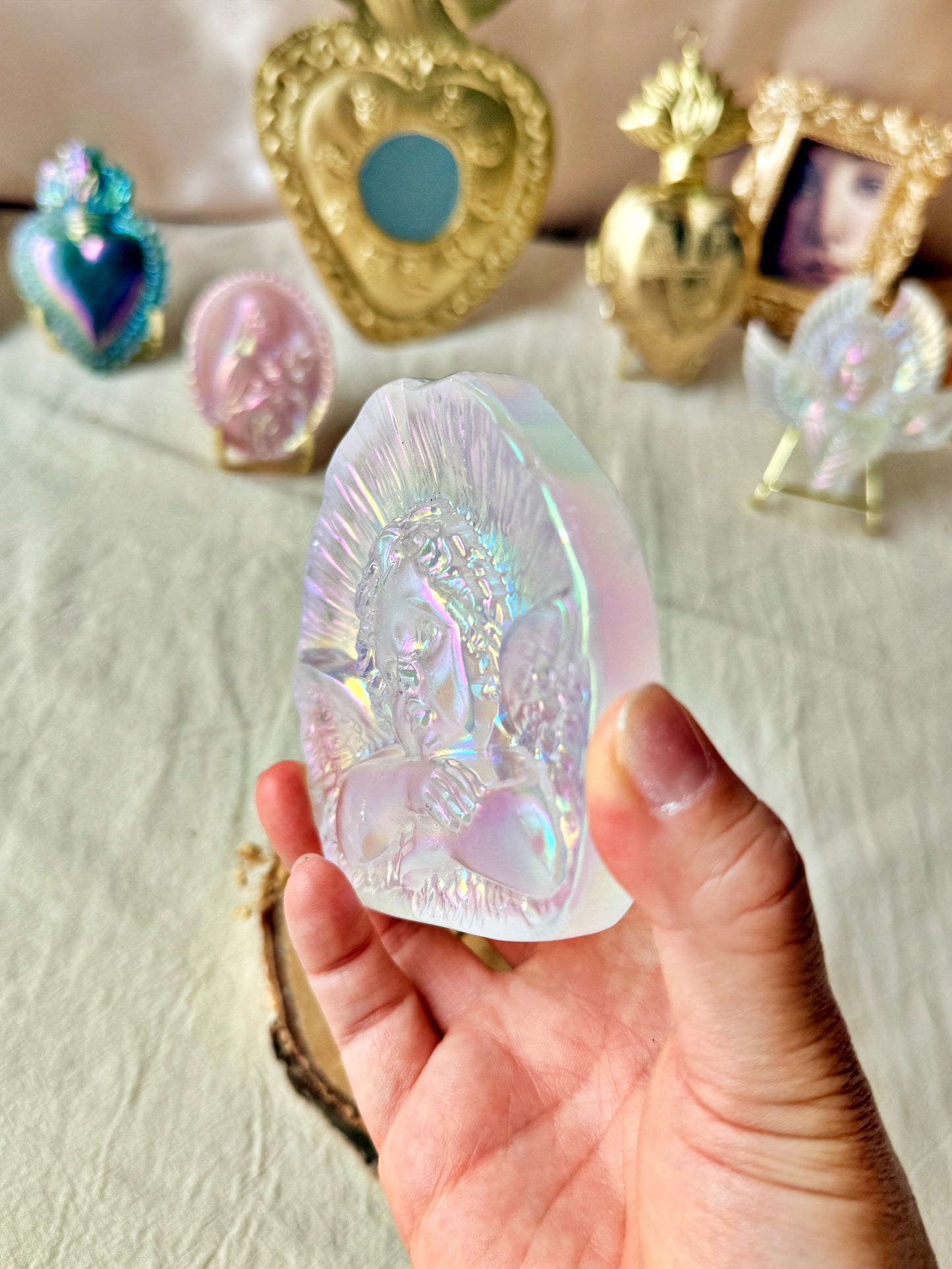 L’Ange Songeur de Raphaël dans sa coquille en Cristal de Roche