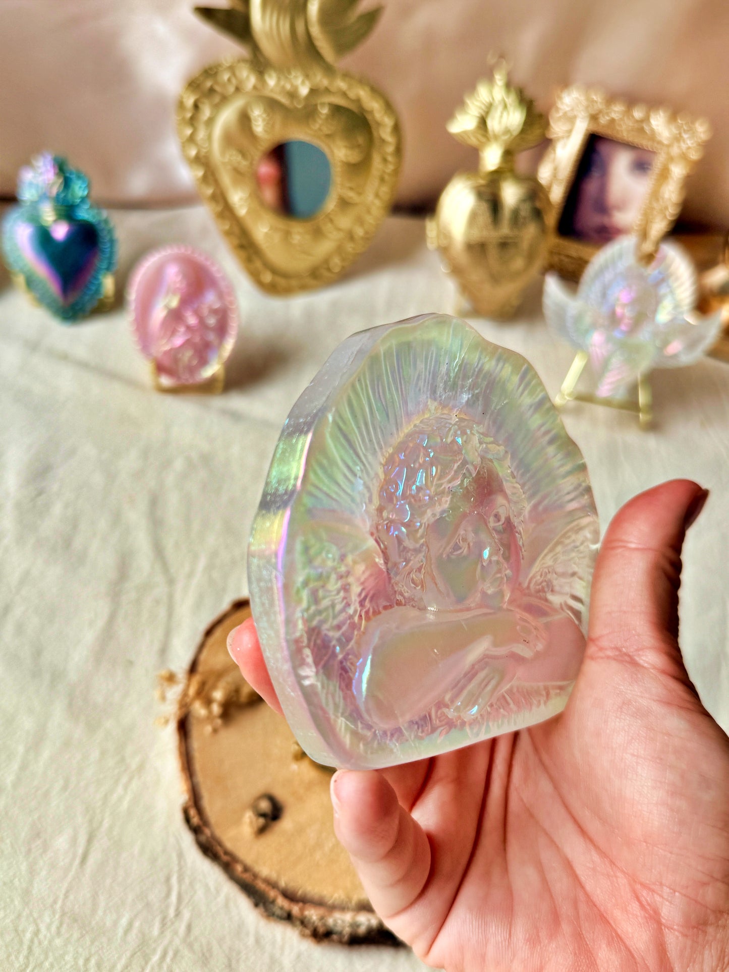 L’Ange Songeur de Raphaël dans sa coquille en Cristal de Roche