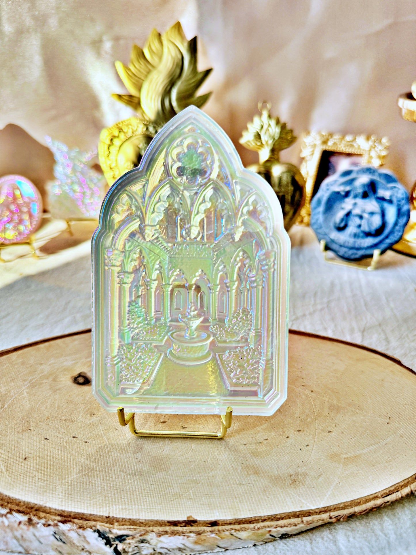 Fenêtre de cloître en Cristal de roche irisé au platine