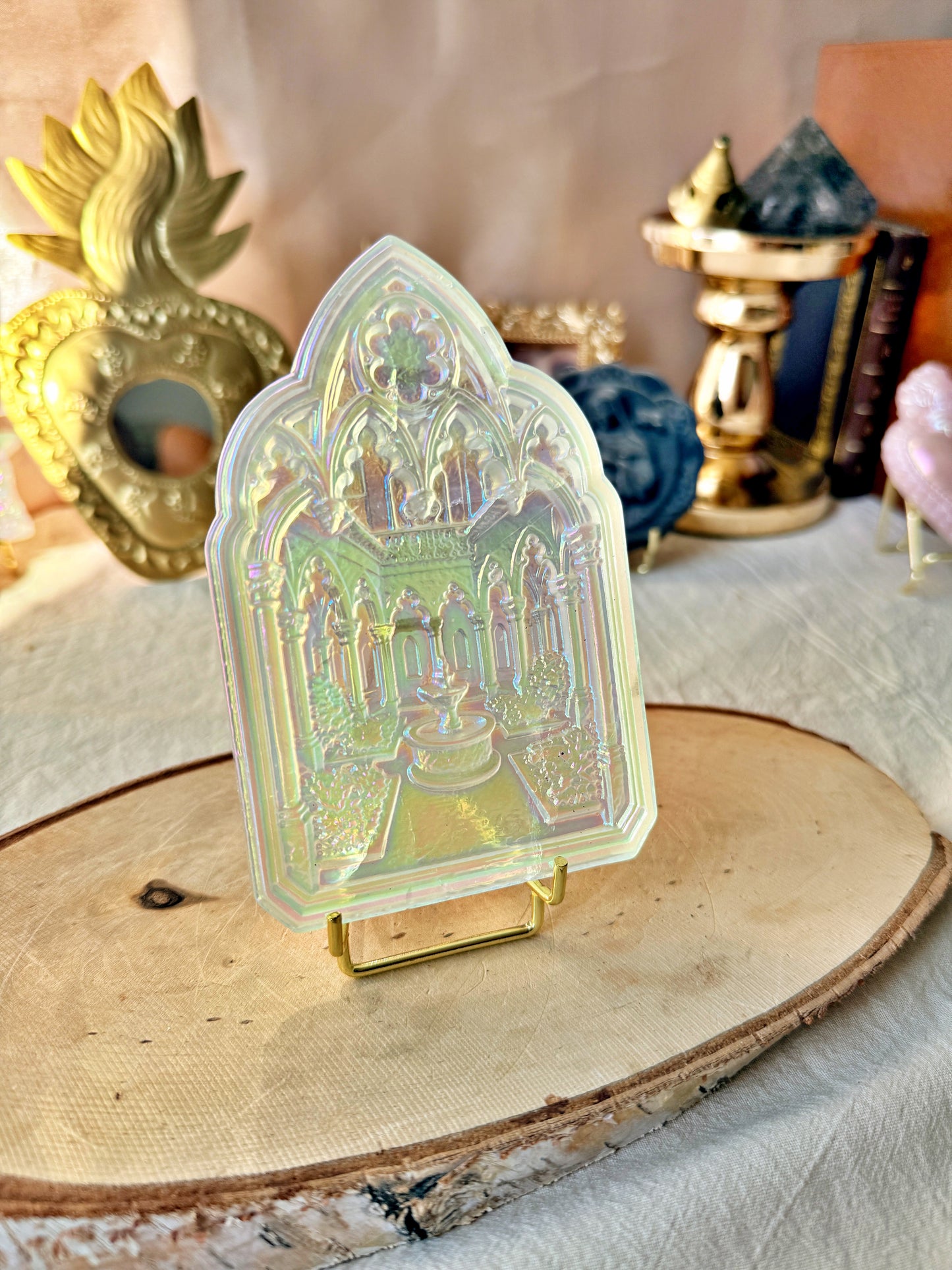 Fenêtre de cloître en Cristal de roche irisé au platine