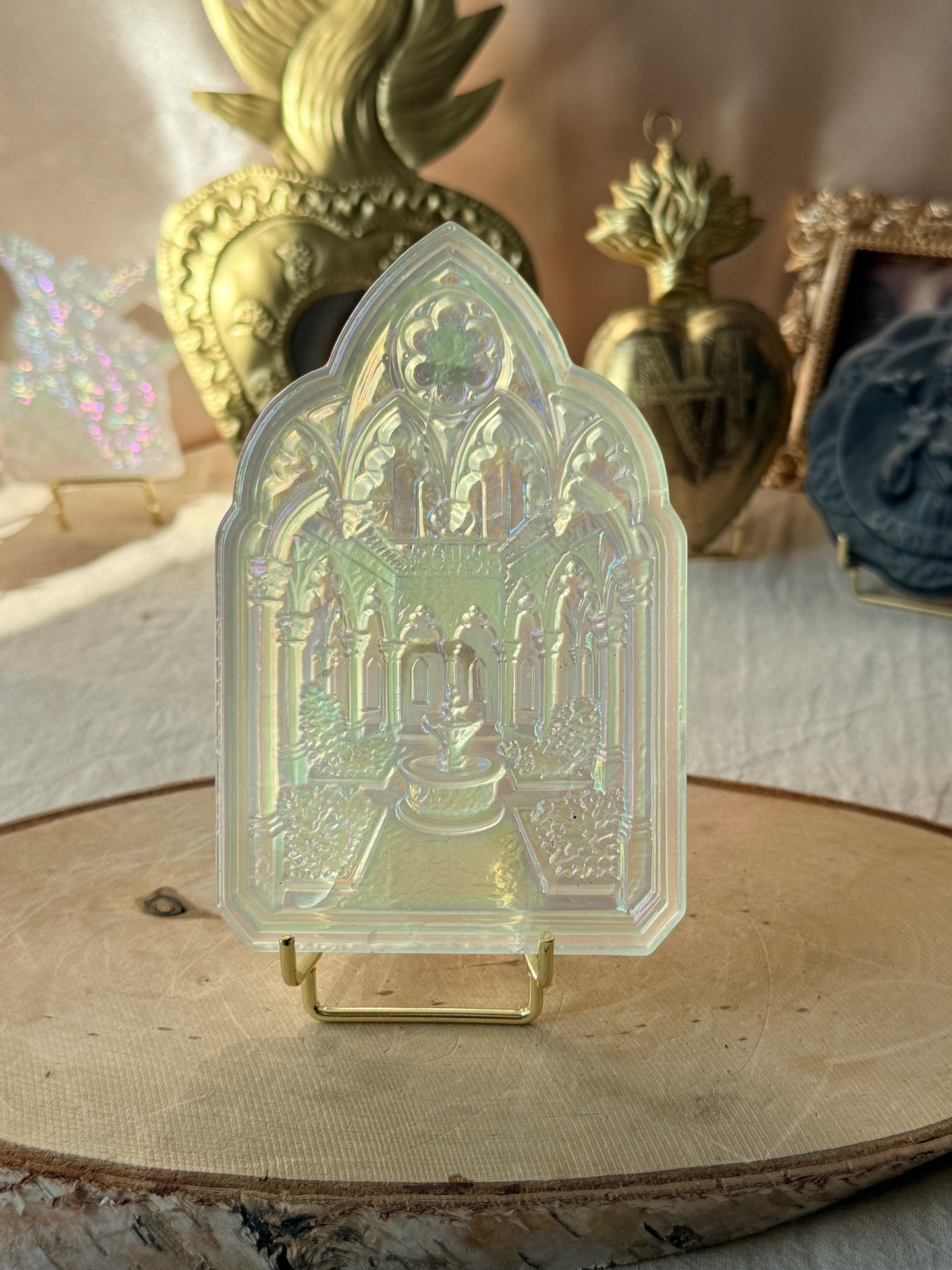 Fenêtre de cloître en Cristal de roche irisé au platine