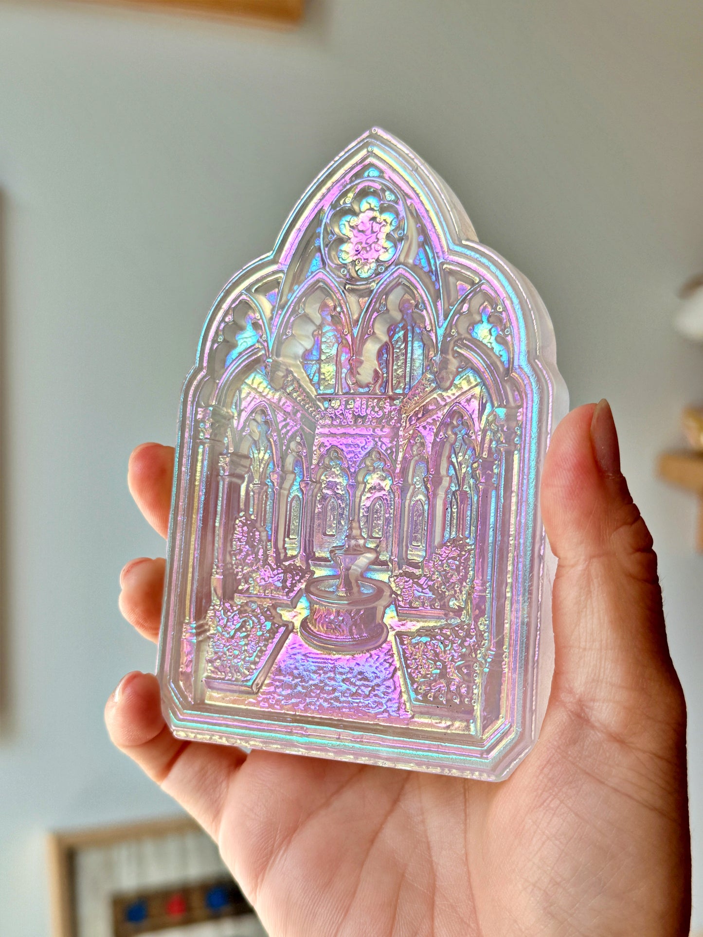 Fenêtre de cloître en Cristal de roche irisé au platine