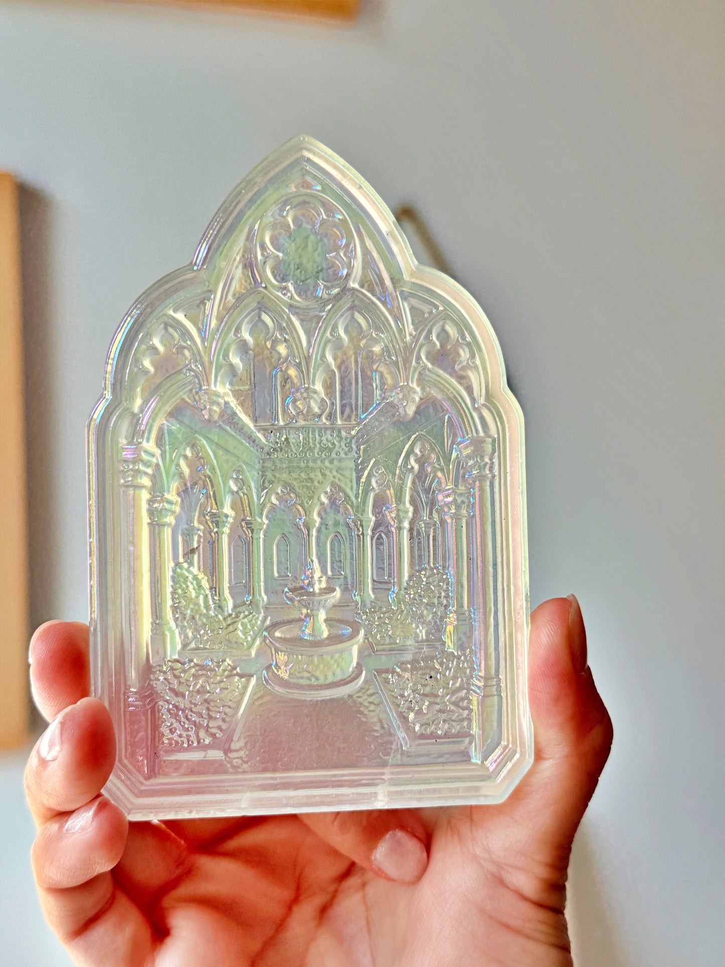 Fenêtre de cloître en Cristal de roche irisé au platine