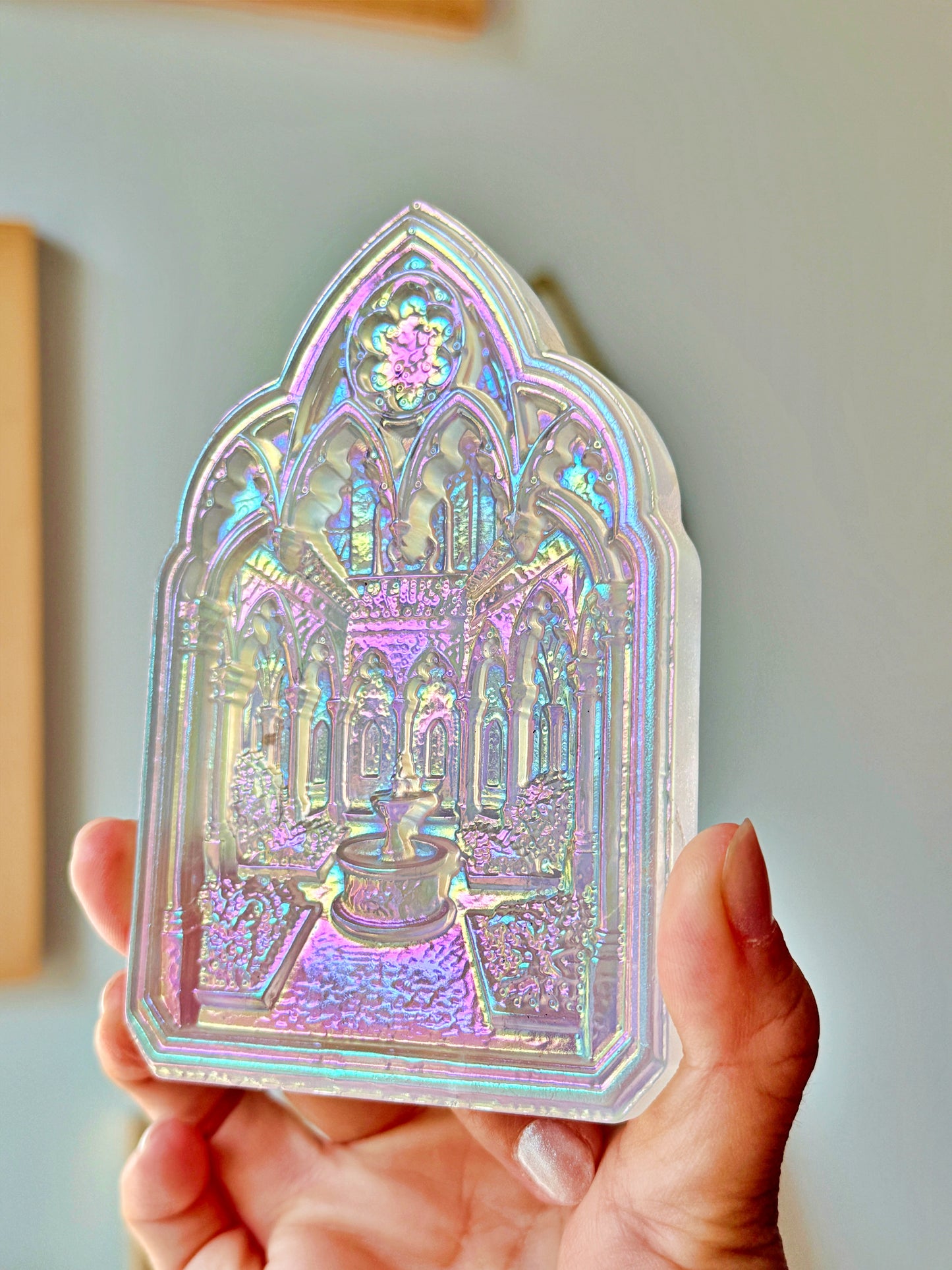 Fenêtre de cloître en Cristal de roche irisé au platine