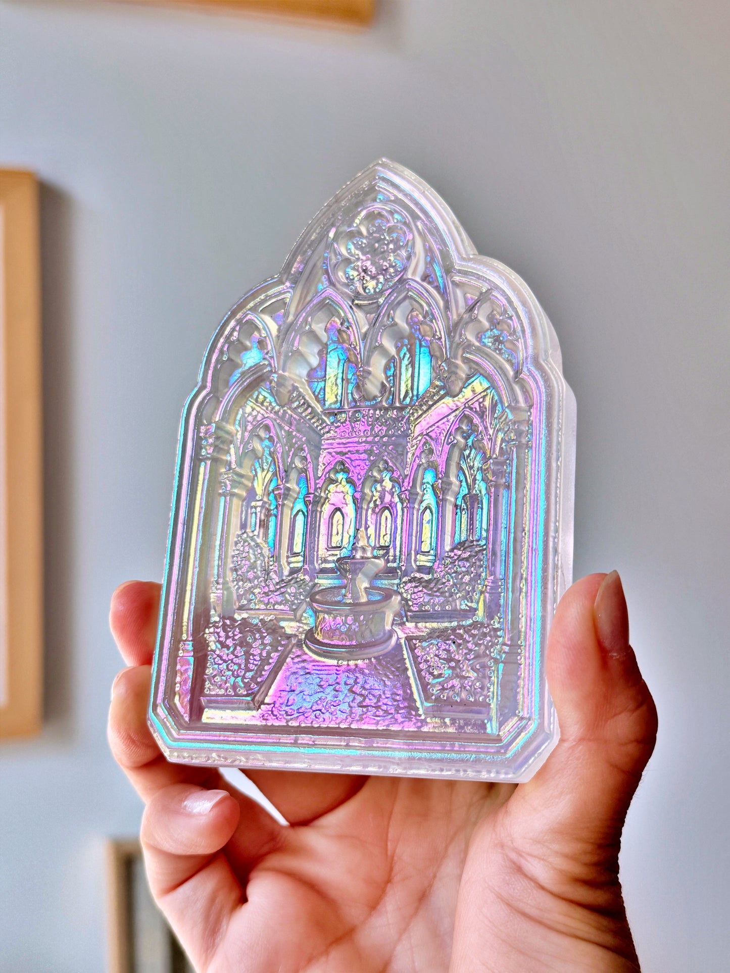 Fenêtre de cloître en Cristal de roche irisé au platine