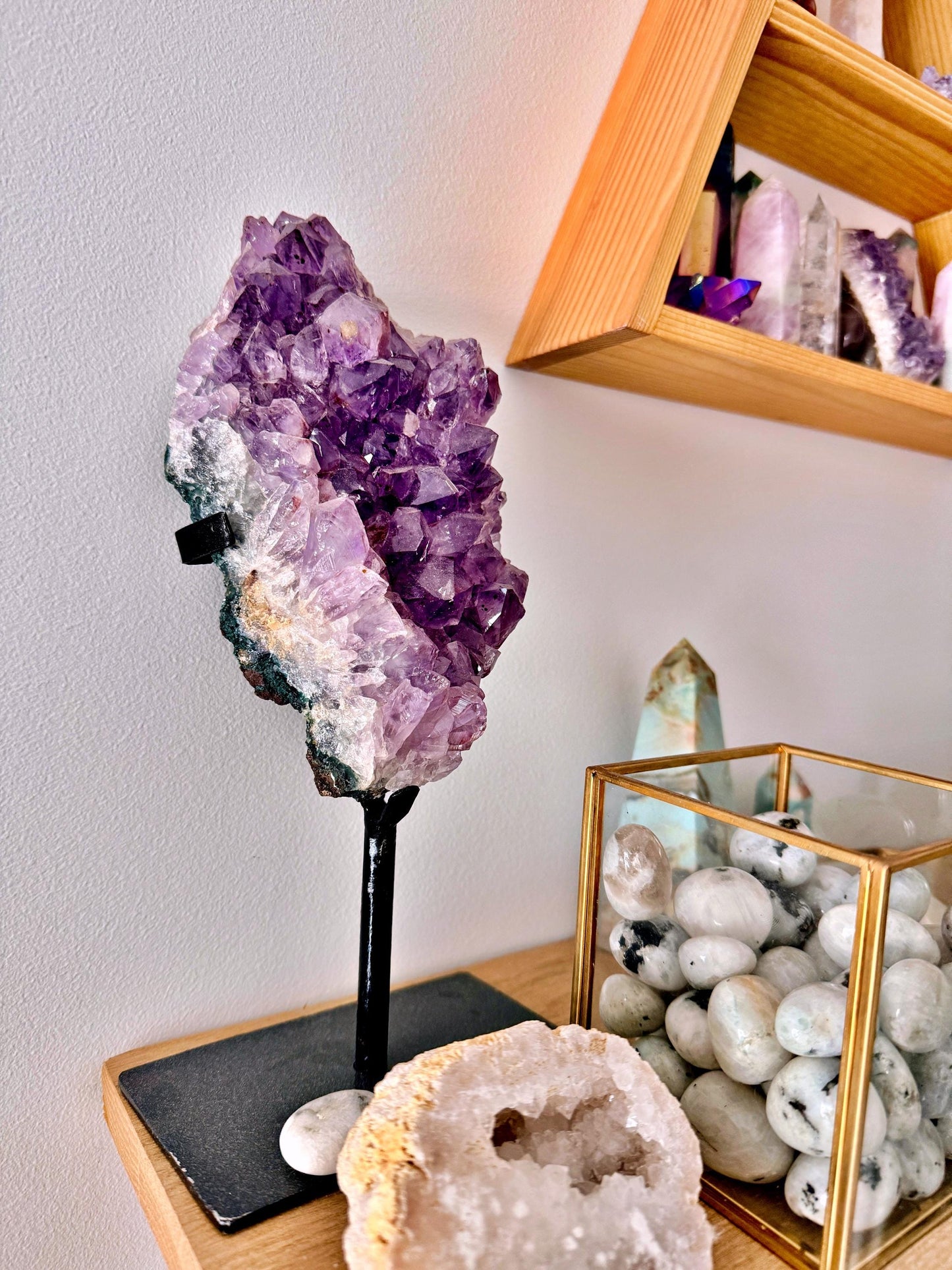 Améthyste naturelle sur trépied - Cabinet de Curiosités, 26 cm