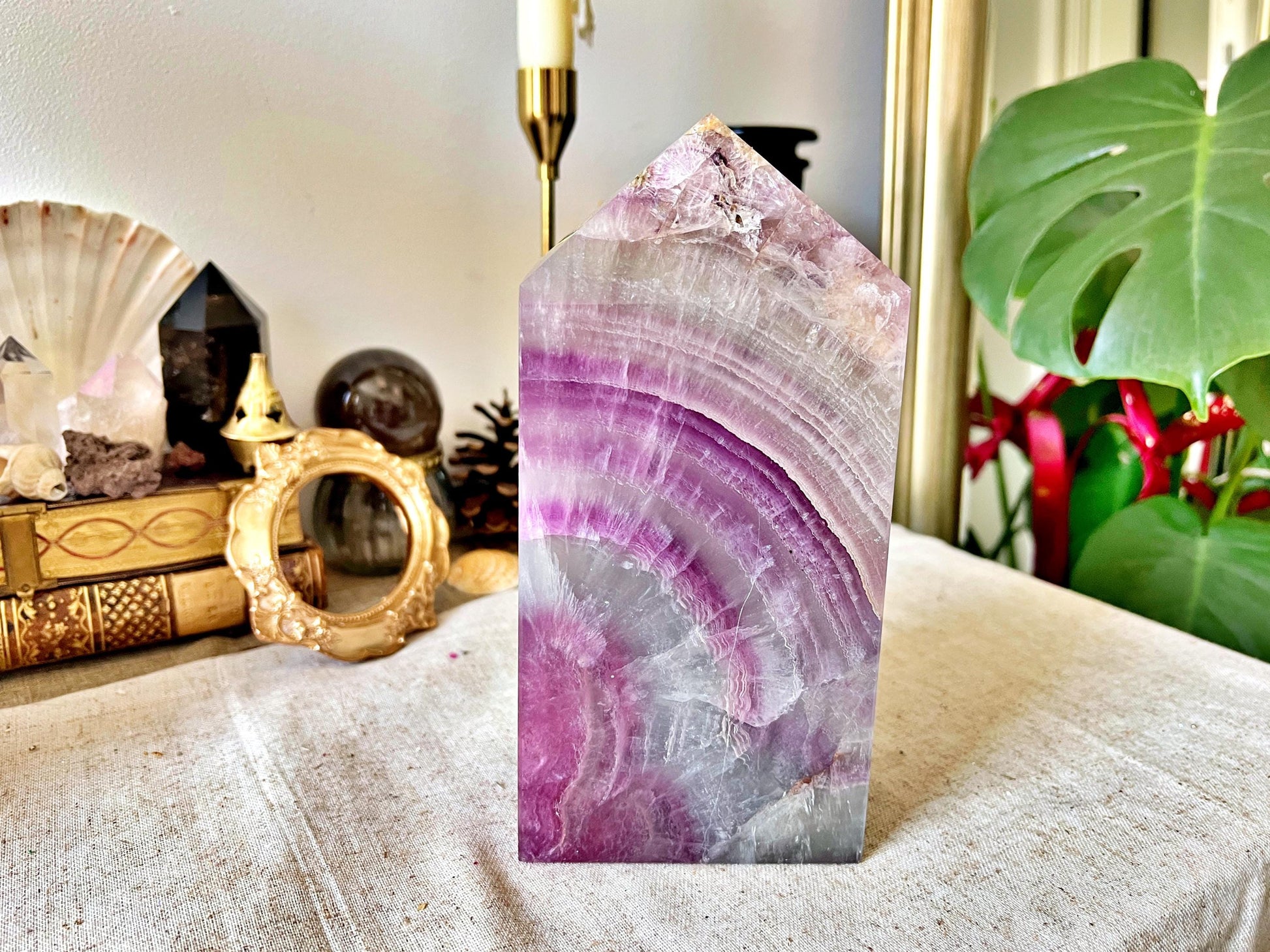 Massive Pointe de Fluorite Multicolore – Tranches Concentriques Apparentes