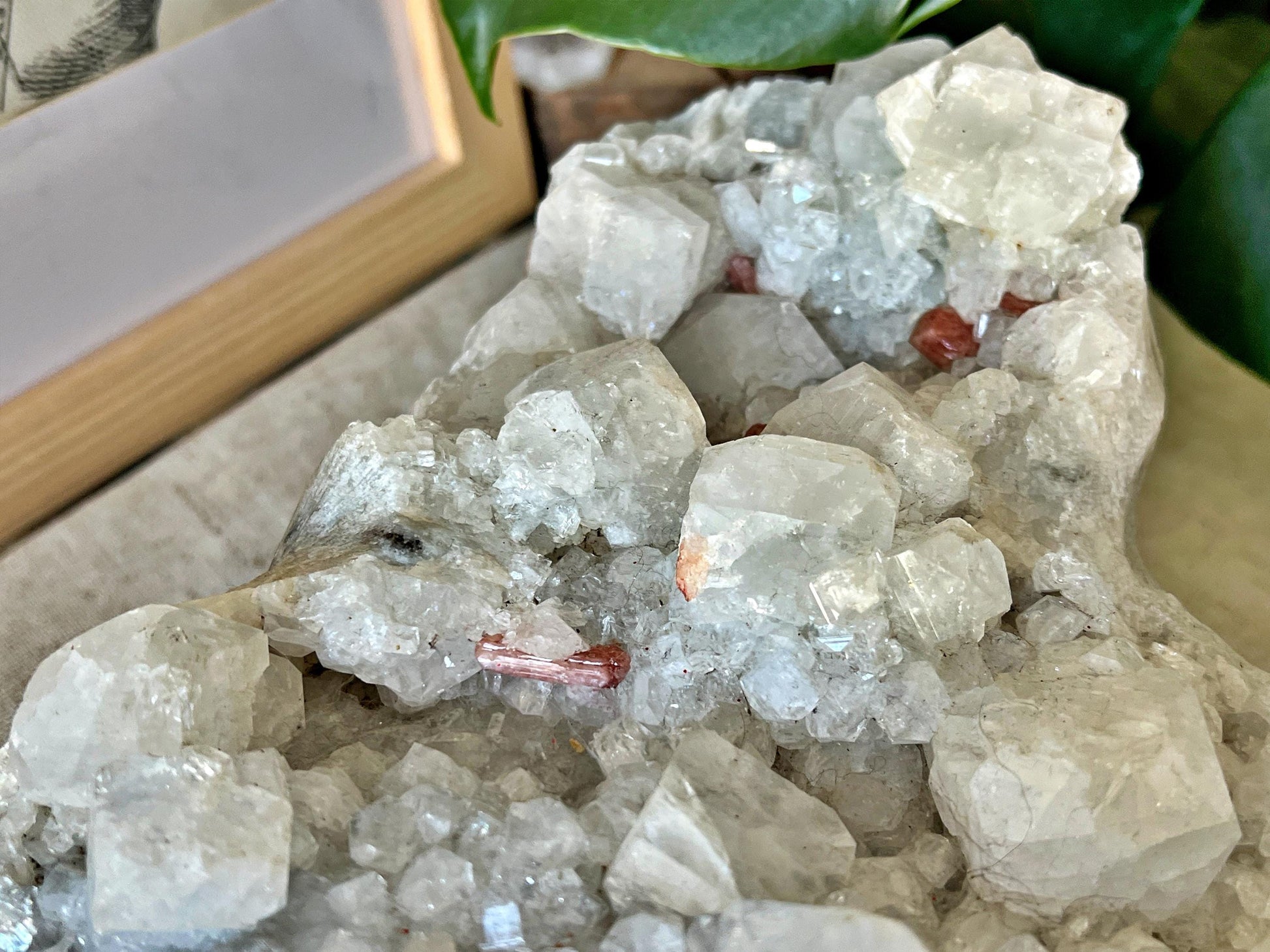 Grande pièce d’Apophyllite blanche avec inclusions de Stilbite orangée