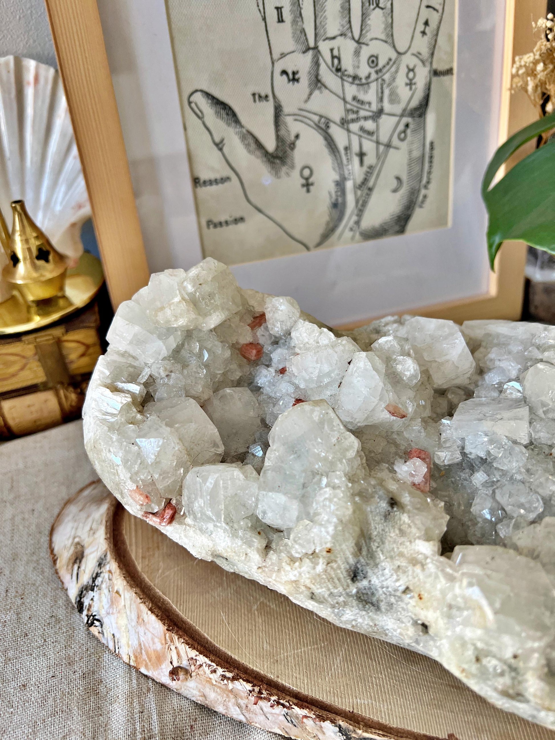 Grande pièce d’Apophyllite blanche avec inclusions de Stilbite orangée