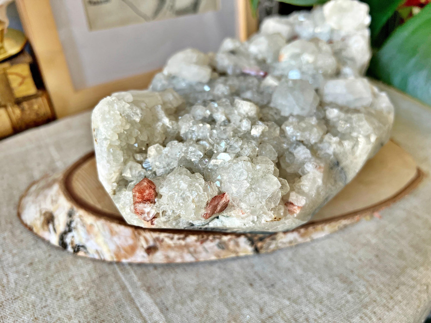 Grande pièce d’Apophyllite blanche avec inclusions de Stilbite orangée