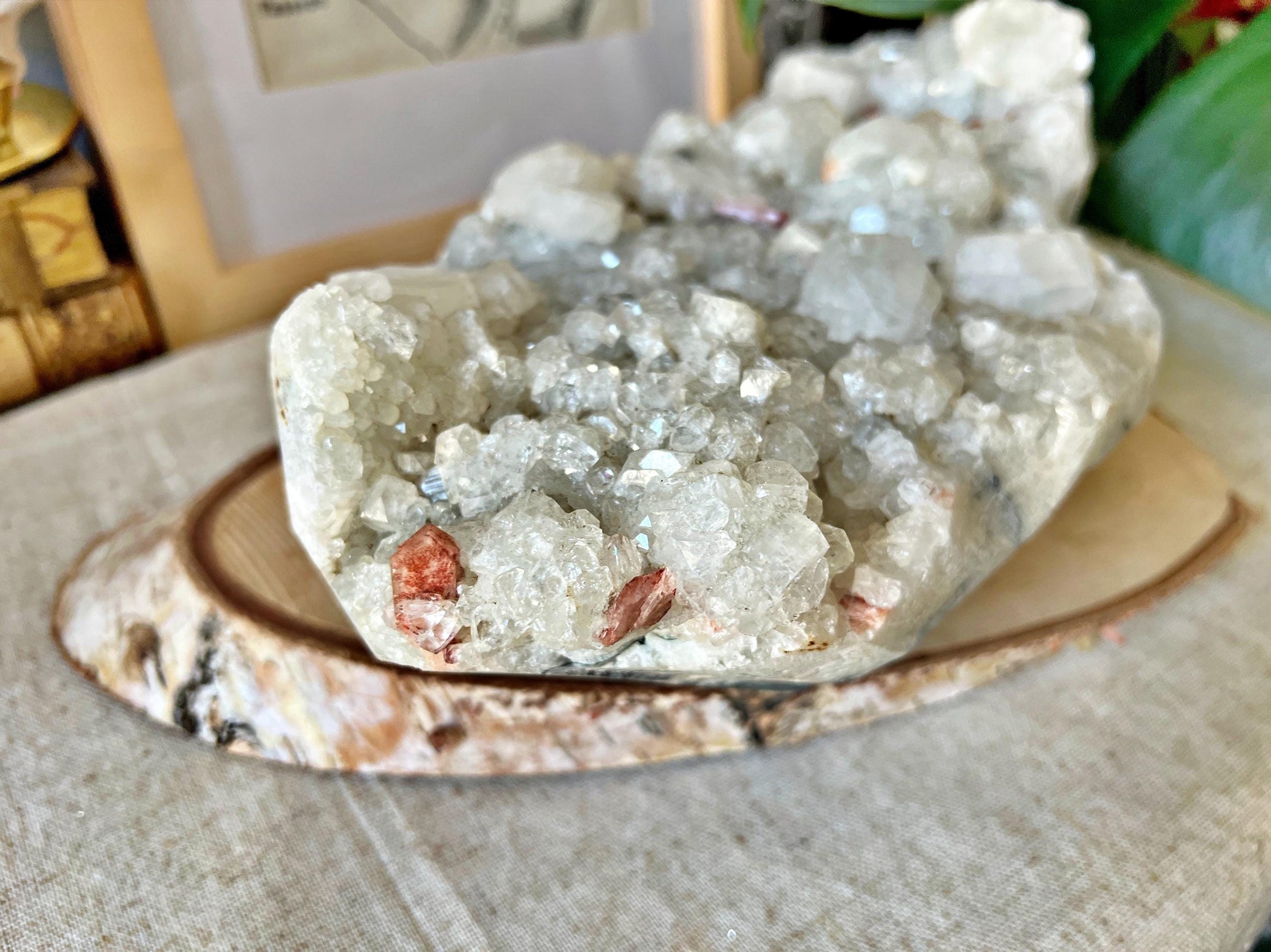 Grande pièce d’Apophyllite blanche avec inclusions de Stilbite orangée