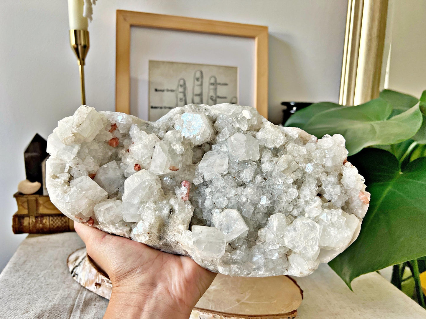Grande pièce d’Apophyllite blanche avec inclusions de Stilbite orangée