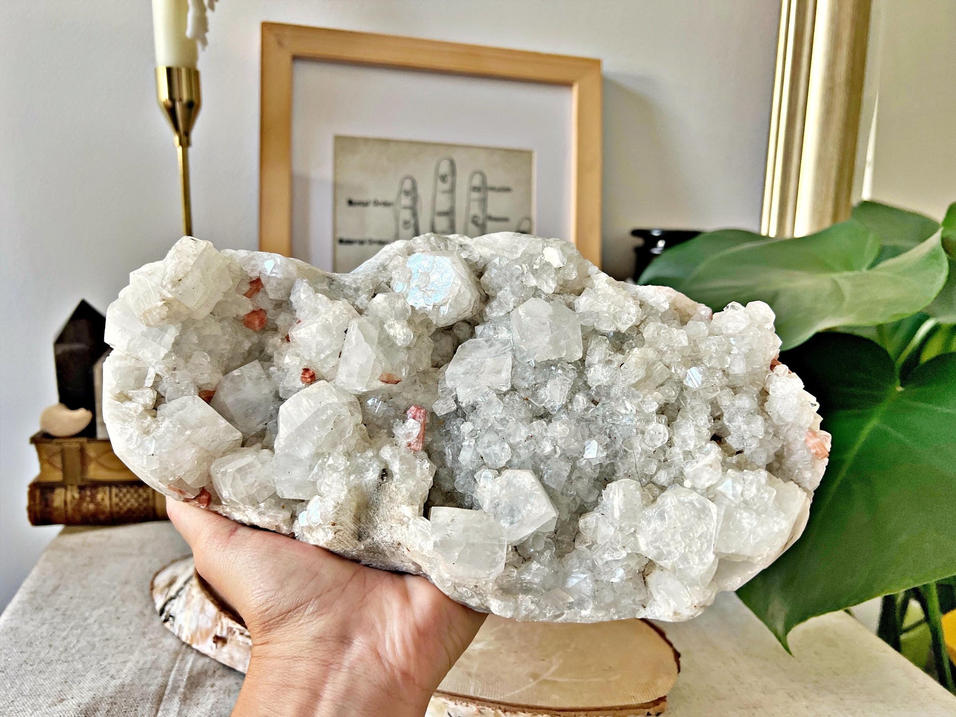 Grande pièce d’Apophyllite blanche avec inclusions de Stilbite orangée