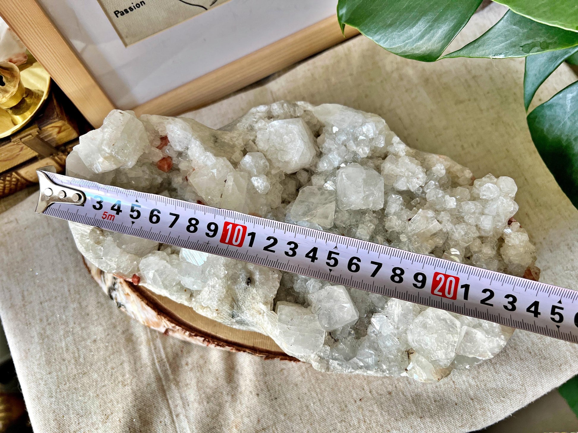 Grande pièce d’Apophyllite blanche avec inclusions de Stilbite orangée