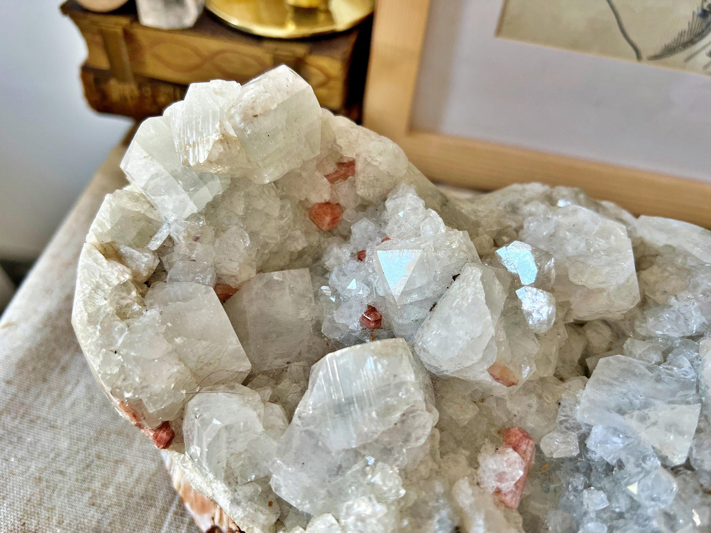 Grande pièce d’Apophyllite blanche avec inclusions de Stilbite orangée