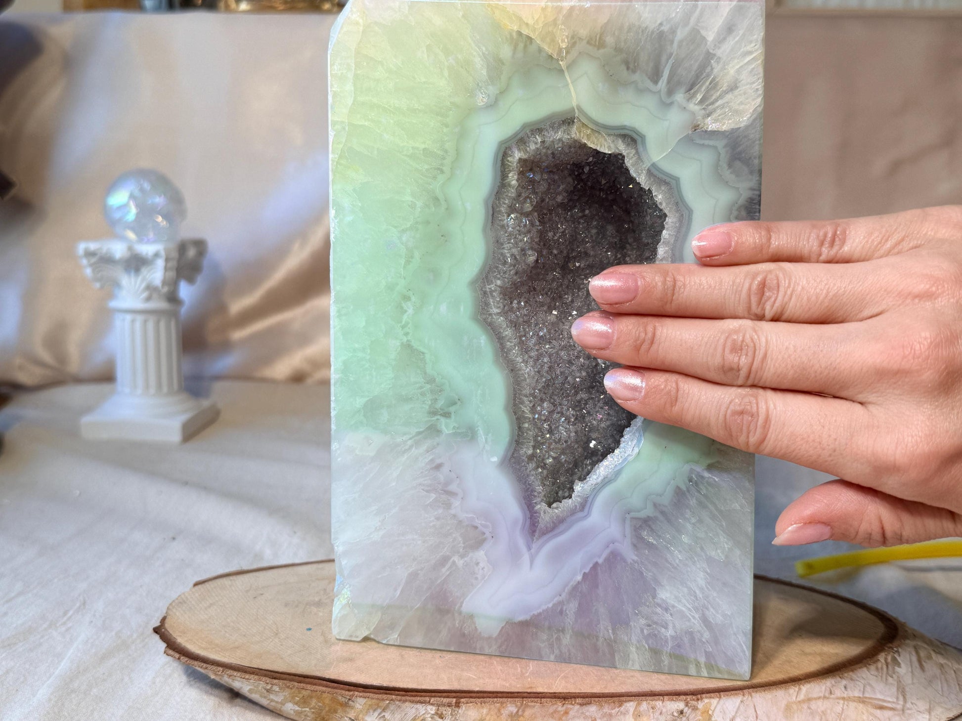 Grande Pointe d'Agate Blanche Aura à Double Cavité (4,353kg – 27 cm)