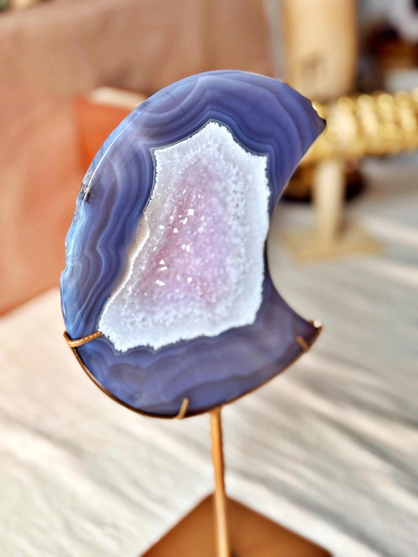 Grande lune en agate druzy violette sur trépied – géode naturelle – pièce unique XXL