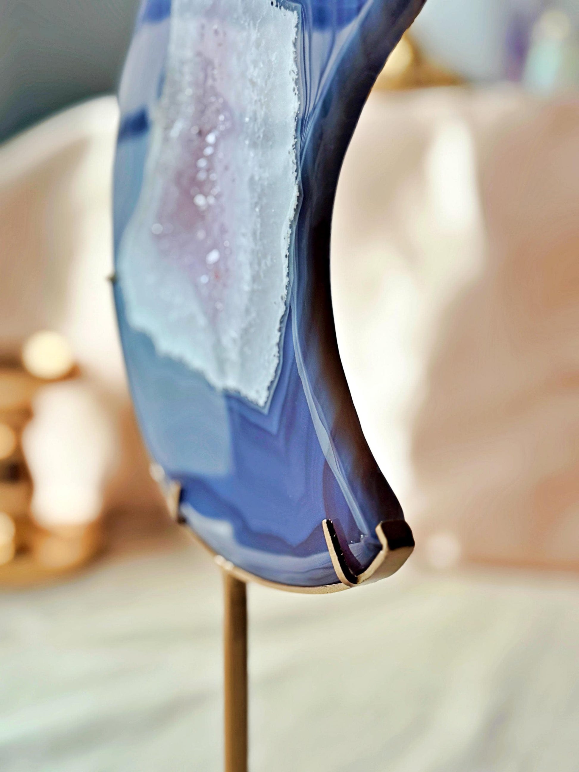 Grande lune en agate druzy violette sur trépied – géode naturelle – pièce unique XXL