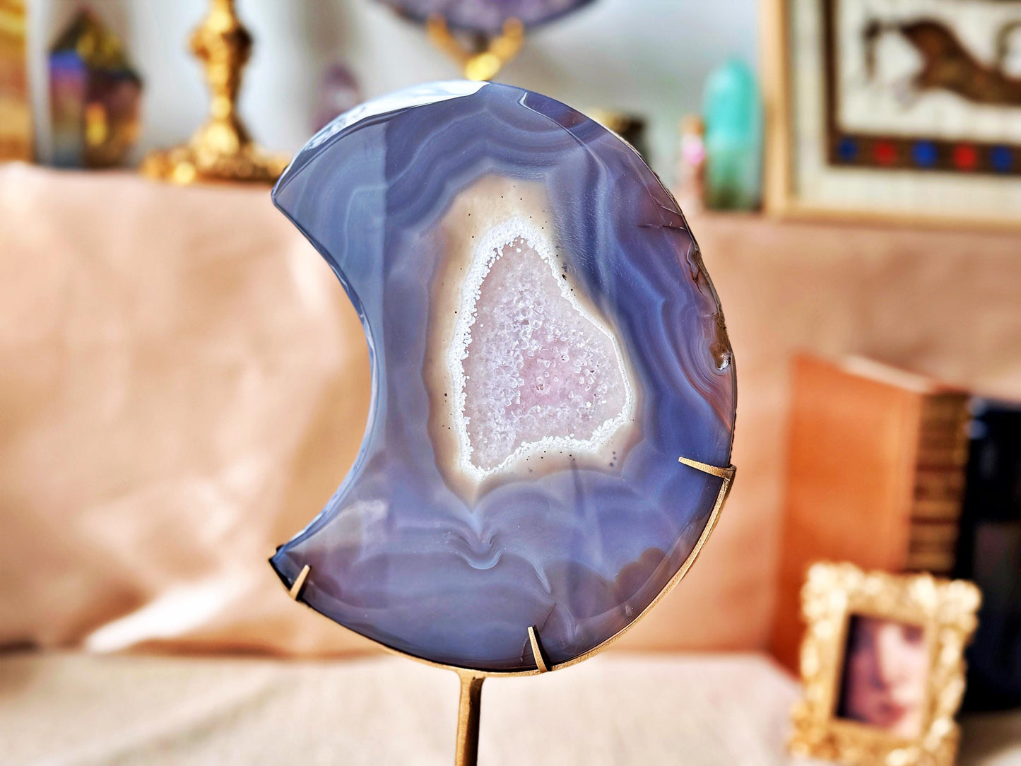 Grande lune en agate druzy violette sur trépied – géode naturelle – pièce unique XXL