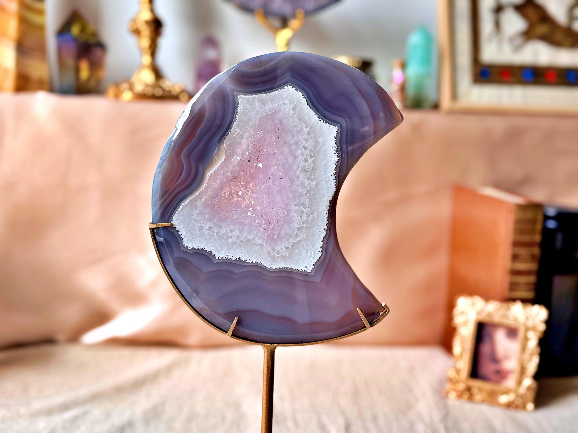 Grande lune en agate druzy violette sur trépied – géode naturelle – pièce unique XXL