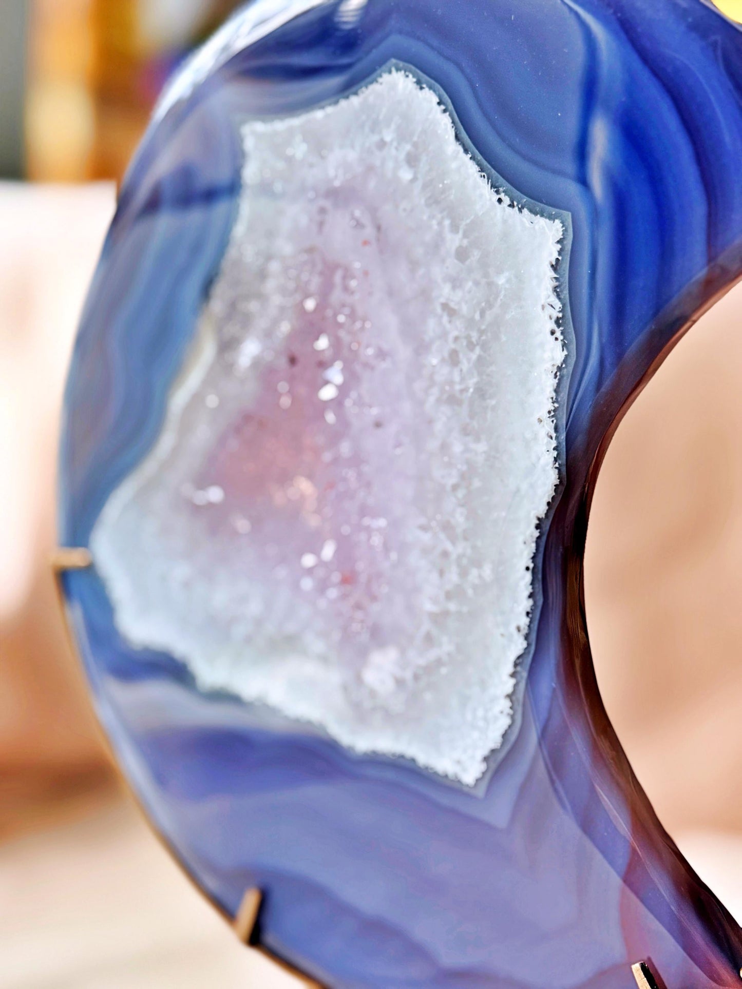 Grande lune en agate druzy violette sur trépied – géode naturelle – pièce unique XXL