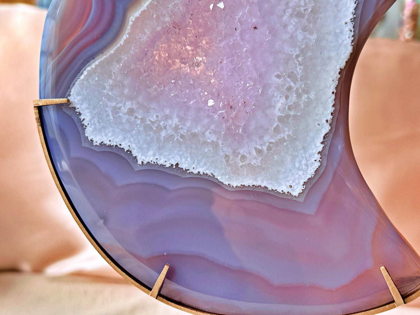 Grande lune en agate druzy violette sur trépied – géode naturelle – pièce unique XXL