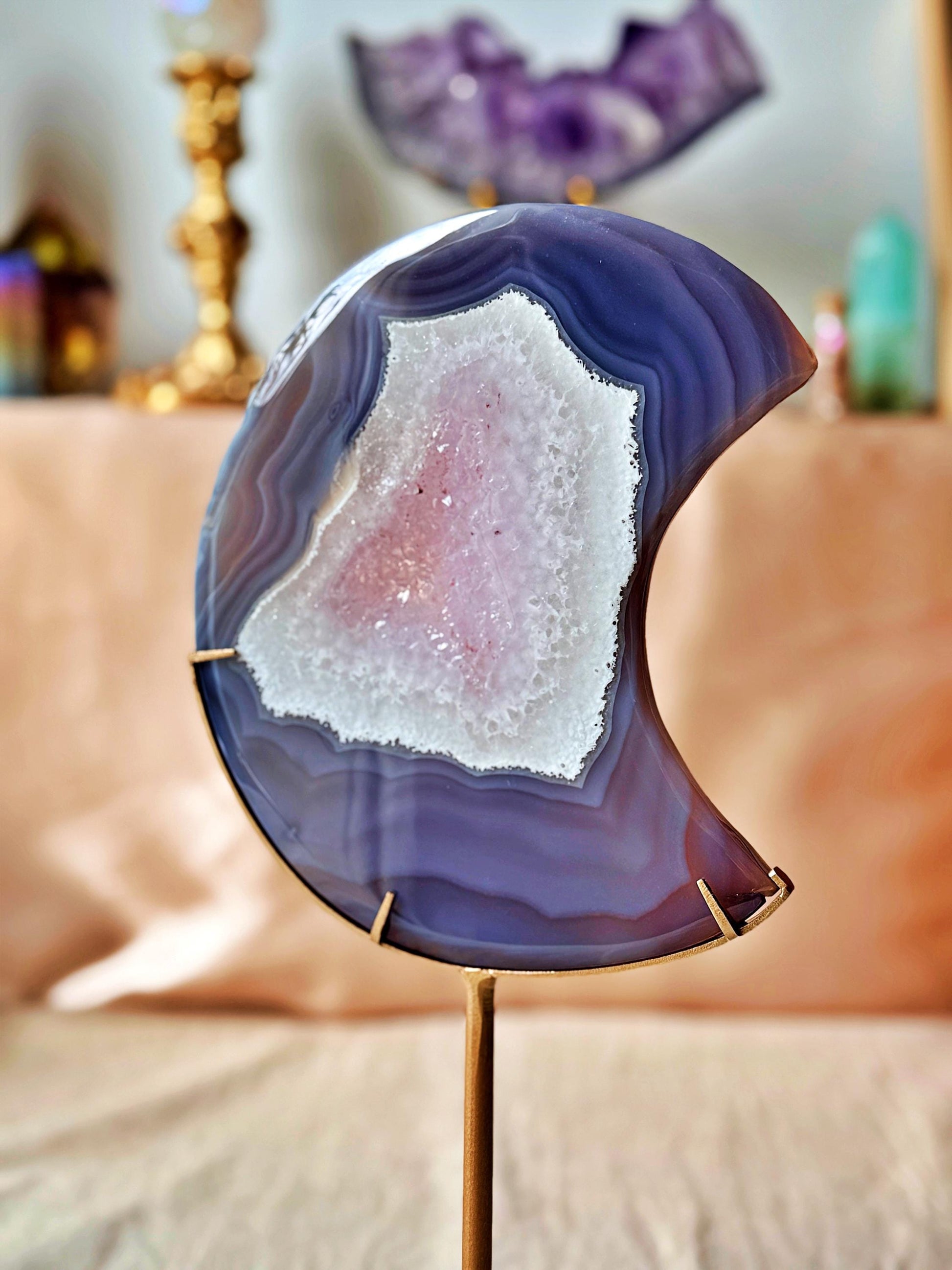Grande lune en agate druzy violette sur trépied – géode naturelle – pièce unique XXL