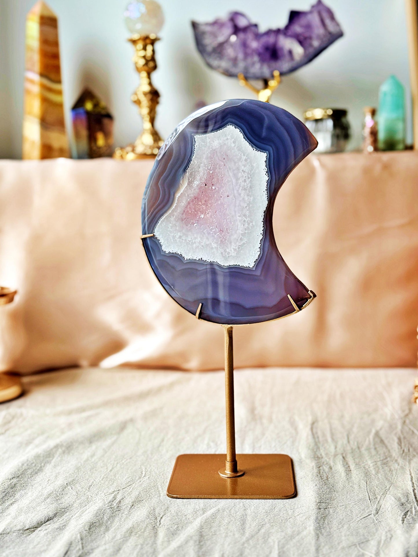 Grande lune en agate druzy violette sur trépied – géode naturelle – pièce unique XXL