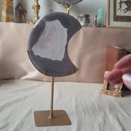 Grande lune en agate druzy violette sur trépied – géode naturelle – pièce unique XXL