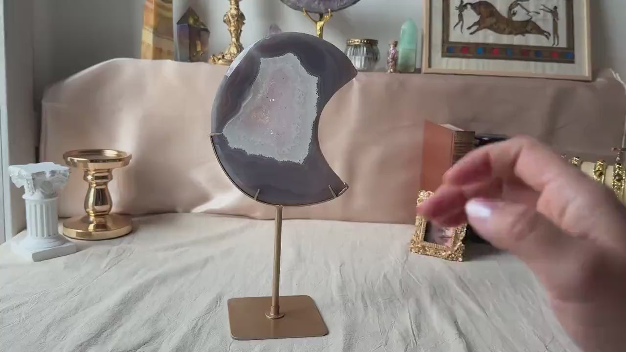 Grande lune en agate druzy violette sur trépied – géode naturelle – pièce unique XXL