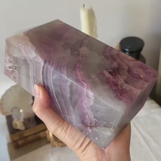 Massive Pointe de Fluorite Multicolore – Tranches Concentriques Apparentes