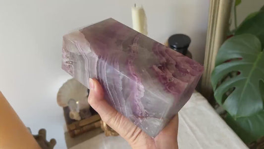 Massive Pointe de Fluorite Multicolore – Tranches Concentriques Apparentes